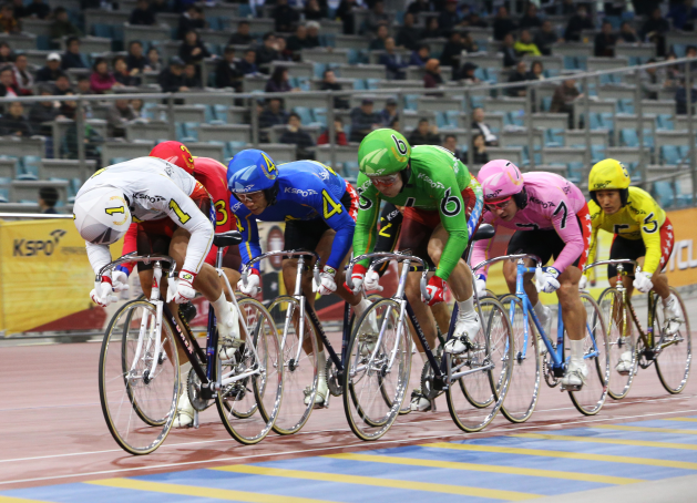 광명스피돔에서 선수들이 경쟁을 펼치고 있다.