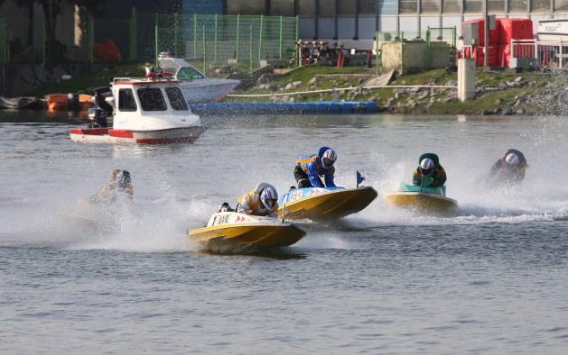 심상철이 2턴 마크를 가장 먼저 통과하며 결승선을 향해 질주하고 있다.