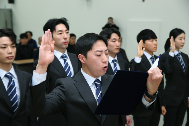 학생장 이명현 후보생을 비롯한 18기 후보생들이 선서하며 후보생으로서의 다짐을 외치고 있다.