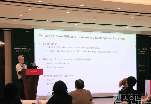 사노피 혈우병 전문가 포럼에서 발표중인 호주 알프레드 병원 휴엔 트랜 혈우병 치료 센터장 (사노피 제공)