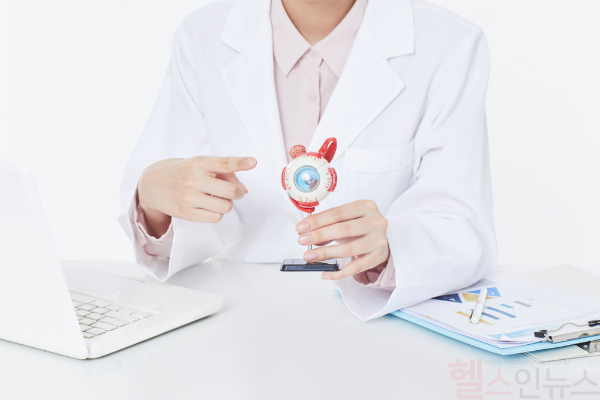 망막 건강을 지키기 위해서는 정기적인 안과 검진과 생활 습관 개선이 중요하다. (클립아트코리아)