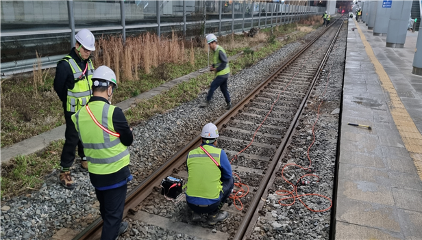 부산역 승강장에서 공단 직원들이 전기비저항탐사 방식의 지반 탐사를 실시하고 있다./국가철도공단 영남본부