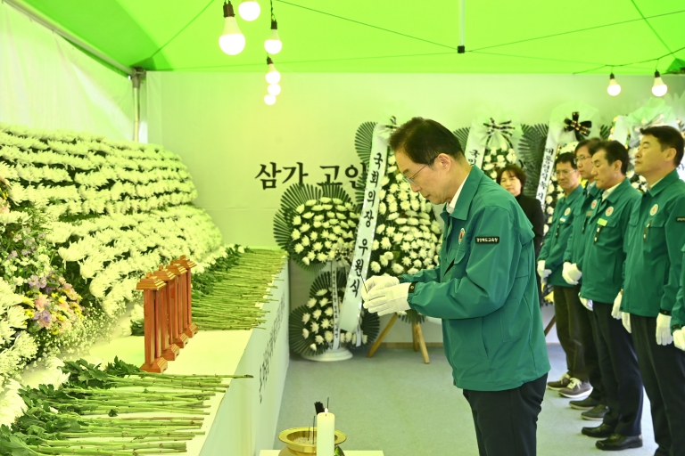 임종식 경북교육감, 산불 희생자 합동분향소 조문