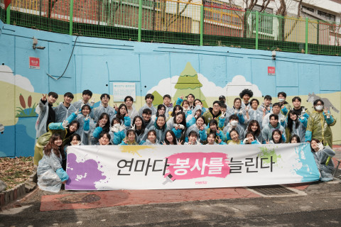 봉사단체 ‘연봉인상(연마다 봉사를 늘린다)’ 회원들이 삼봉총등학교에서 벽화 봉사활동을 진행했다