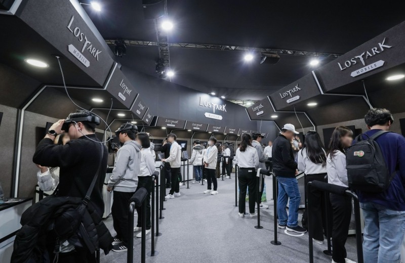 2023년 '지스타' 당시 '로스트아크 모바일' 부스 VR 콘텐츠 시연 현장(제공=스마일게이트).