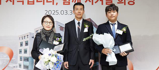 승일희망재단에서 네오플 감사패 전달식을 진행하고 기념촬영을 하고 있다. 왼쪽부터 개인기부자 오애라, 승일희망재단 로션김 이사장, 네오플 윤명진 대표. 사진 제공 : 넥슨