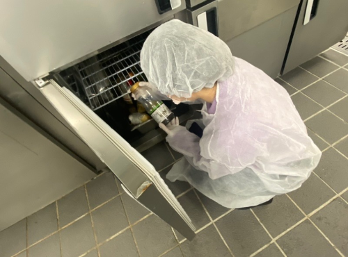 인천시 공무원이 대형 음식점에 대한 위생 지도·점검을 하고 있다.