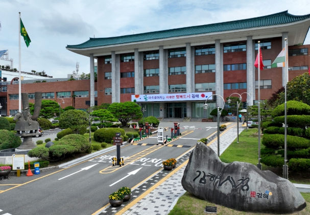 김해시서부보건소는 말기 및 임종환자를 위한 호스피스 관리사업의 일환으로 오는 4월 11일 ‘호스피스 자원봉사자 양성 교육’을 실시한다. 교육은 김해시서부보건소 세미나실에서 8시간 동안 진행된다. (김해시 제공)