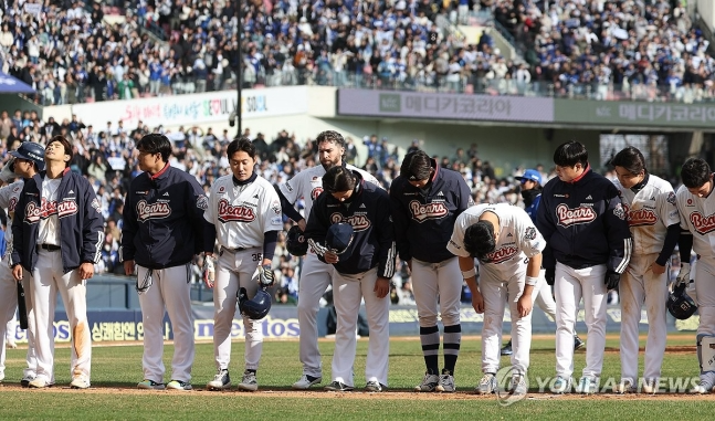 30일 서울 잠실야구장에서 열린 프로야구 2025 신한 SOL 뱅크 KBO리그 삼성 라이온즈와 두산 베어스의 경기. 3-2로 패배한 두산 선수들이 팬들에게 인사하고 있다.