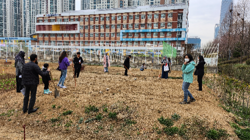 지난해 4월 행복텃밭 가꾸기 사업에 참여한 외국인들이 흙을 고르고 파종 준비를 하고 있다.