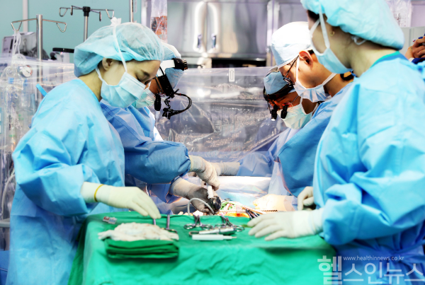 LVAD 수술을 시행 중인 한림대학교동탄성심병원 의료진 (한림대학교동탄성심병원 제공)