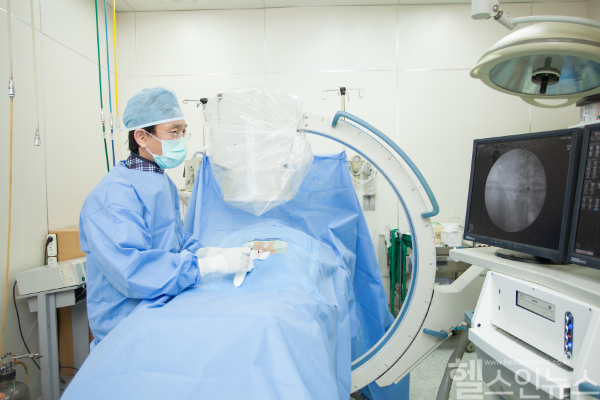 박진규 부평힘찬병원 척추클리닉 원장 풍선확장술 시술장면 (부평힘찬병원 제공)