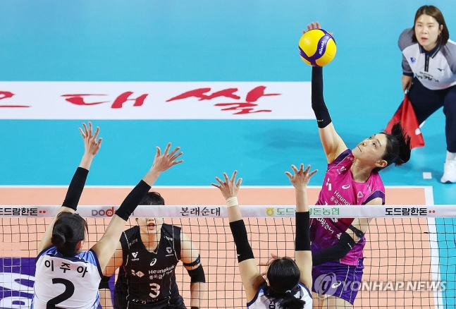 공격하는 김연경