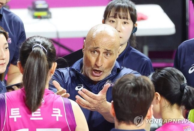 작전 지시하는 아본단자 감독