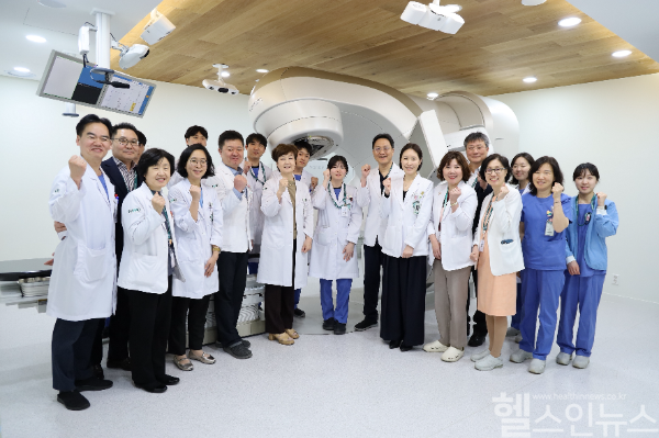 이대목동병원은 지난 31일 본관 지하 1층 방사선종양학과에서 신규 방사선치료 장비 동시 도입 기념식을 개최했다. (이화의료원 제공)