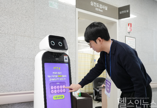 해운대백병원 안내로봇 환자 동행 서비스 사진 (해운대백병원 제공)