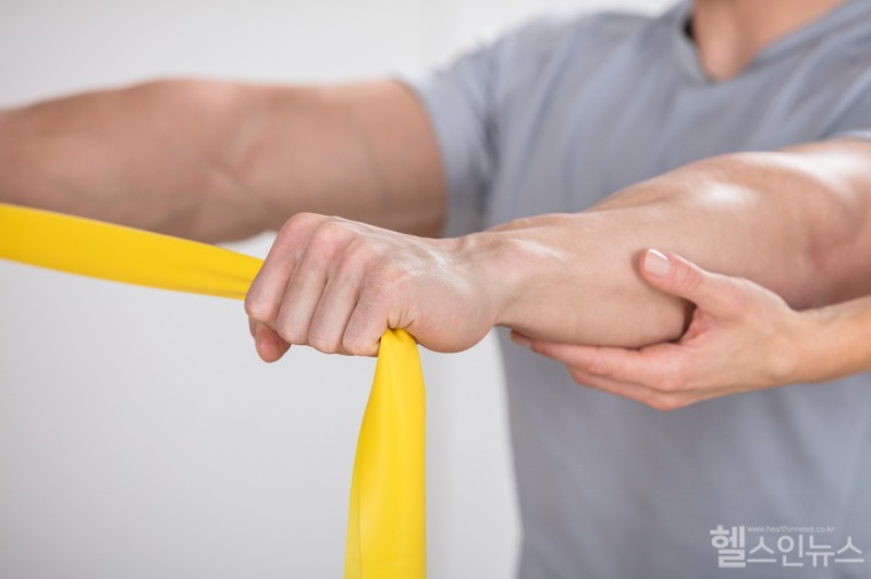 운동용 밴드로 등 운동을 할 때는 할 수 있는 만큼 강도를 조절해서 하는 것이 좋다. 밴드를 끝 쪽으로 멀리 잡을수록 강도를 약하게 할 수 있다. 어깨에 힘이 들어가 솟지 않도록 의식적으로 어깨는 내려주는 것이 좋다. (클립아트코리아)