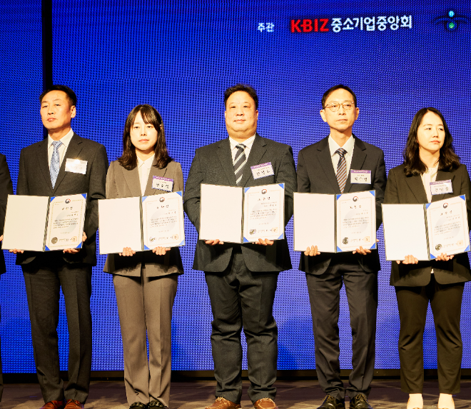 (왼쪽에서 세 번째)시상식에 참석한 HDC현대산업개발 공정상생팀 매니저 ⓒHDC현대산업개발