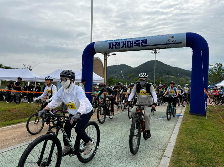 동호인들이 참가한 제2회 양산시민 자전거 대축전 모습.