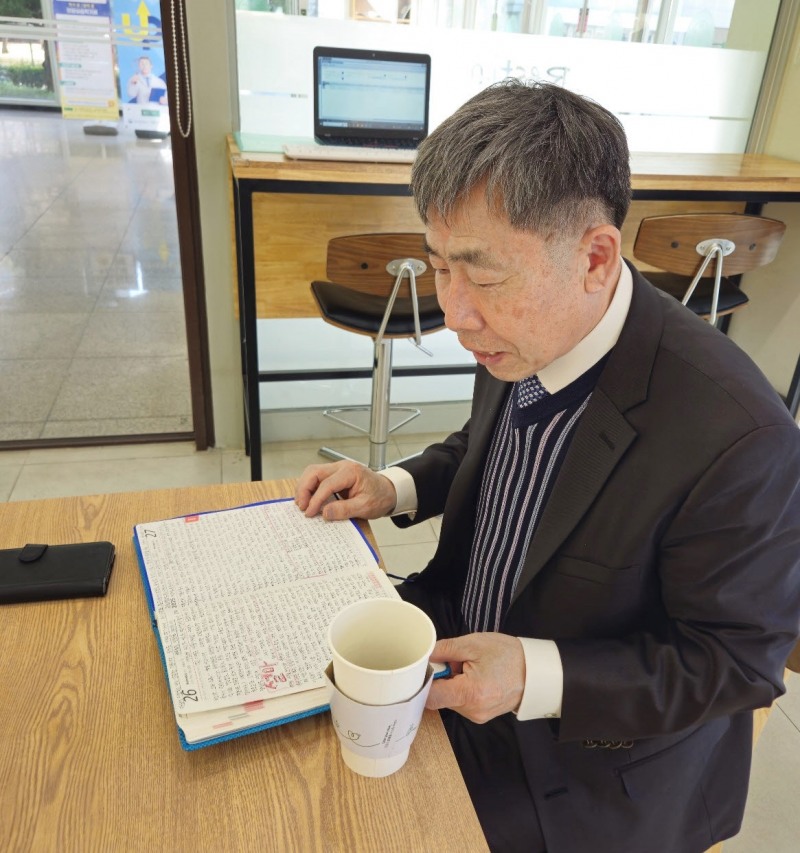 신동만 목사가 일기장을 공개하고 있다.