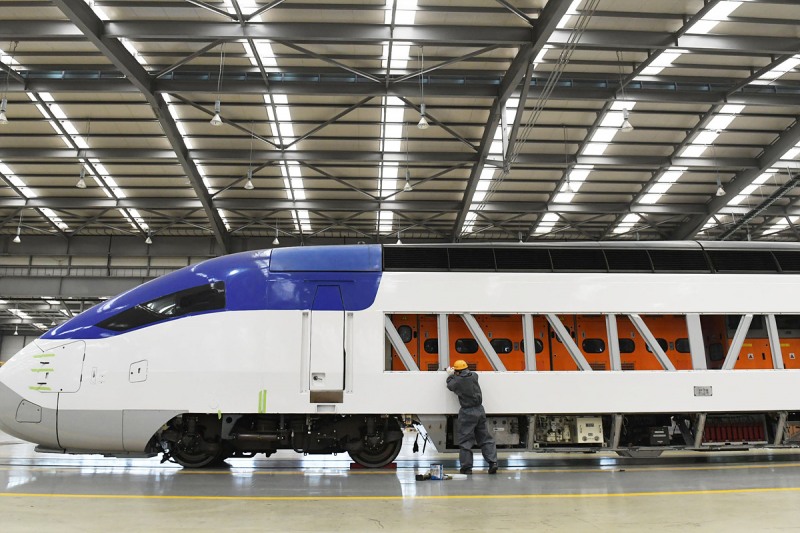 도색을 마친 KTX-산천을 코레일 차량관리원이 점검하고 있다./코레일