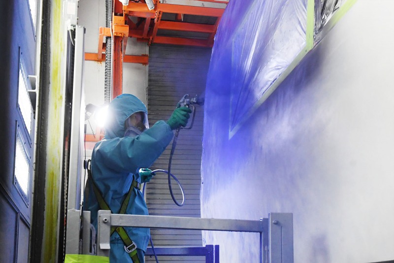 코레일 직원이 청색 친환경 페인트로 도색 중인 KTX-산천./코레일