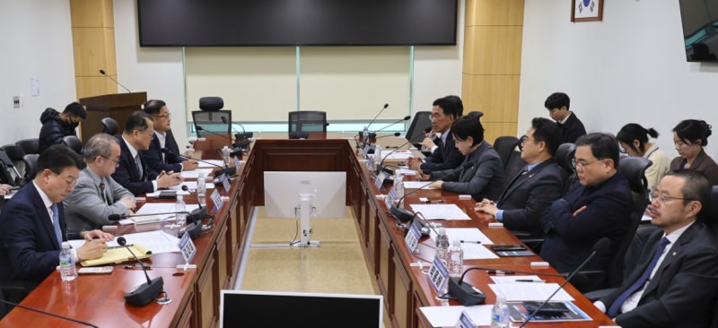 더불어민주당이 1일 한화오션 경영진을 국회로 불러 면담하고 있다.