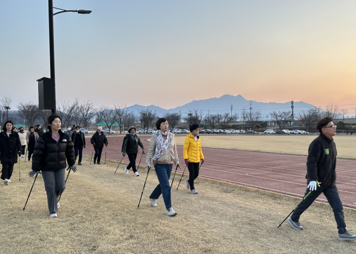 구미시 선산보건소가 지역 주민들의 건강 증진을 위한 ‘노르딕 워킹 프로그램’을 운영하고 있다. 노르딕 워킹은 일반 걷기보다 운동 효과가 높은 것으로 알려져 있다. (구미시 제공)