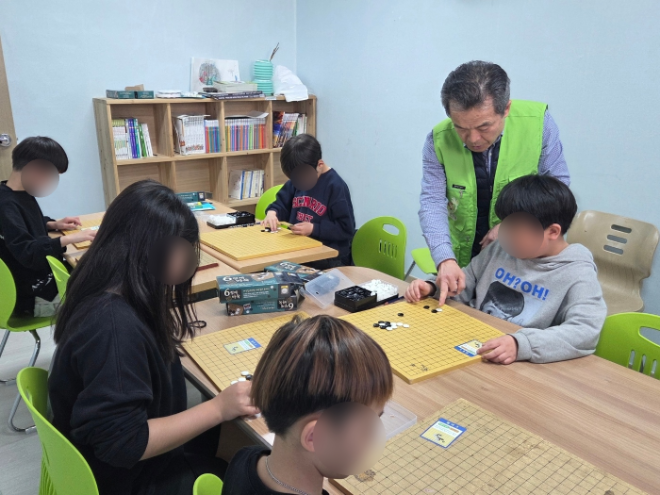 취약계층 아이들이 바둑 수업을 받고 있다. 사진 = NGO단체 희망조약돌