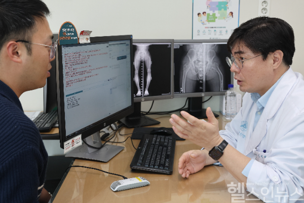 김지완 서울아산병원 정형외과 교수가 AI 진료 음성인식 시스템을 활용해 환자를 진료하고 있다. (서울아산병원 제공)