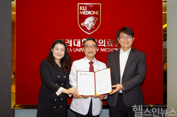 고려대 의료원산학협력단과 (주)비엑스플랜트가 바이오헬스케어 분야 연구고도화를 위한 업무협약을 체결했다. 김학준 의료원 산학협력단장(가운데)과 조민근(오른쪽), 김희선(왼쪽) 비엑스플랜트 대표이사 (고대의료원 제공)
