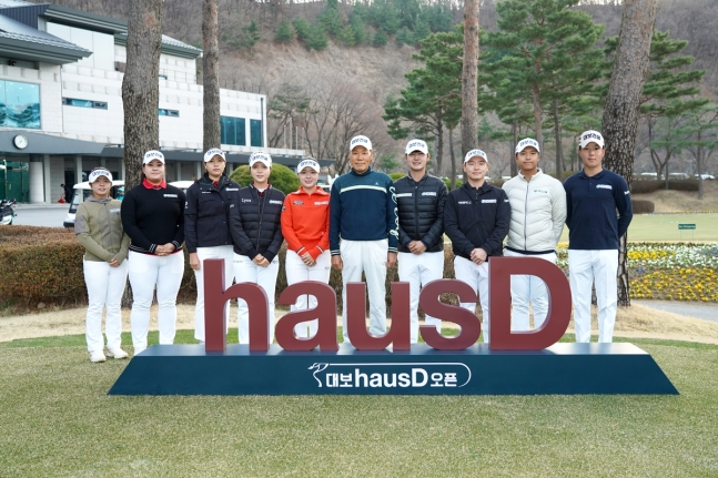 최등규 회장(오른쪽 5번째)과 대보 골프단 소속 선수들.