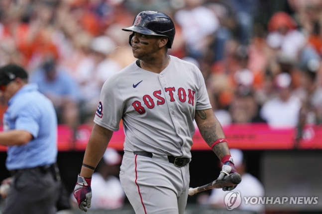 삼진을 당한 뒤 씁쓸한 표정으로 돌아선 라파엘 데버스