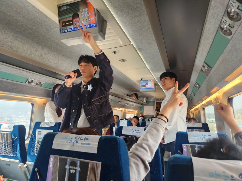 지난 1일 KTX 421열차 승객들이 철도 굿즈 증정 이벤트에 참가하는 모습./코레일