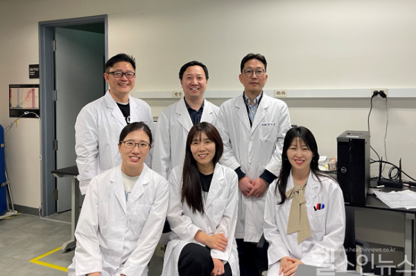 케이메디허브-성균관대학교-삼성서울병원이 공동개발한 항암 혁신신약 선도물질이 우수한 효능으로 독일 제약사에 기술 수출됐다. 사진은 유지훈 케이메디허브 박사(뒷열 중앙) 연구팀 (케이메디허브 제공)