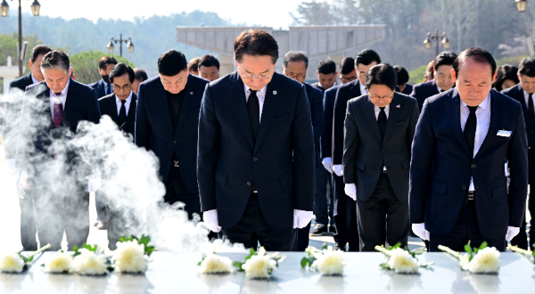 유정복 인천광역시장이 2일 광주광역시 북구 국립5.18민주묘지를 찾아 참배하고 있다.