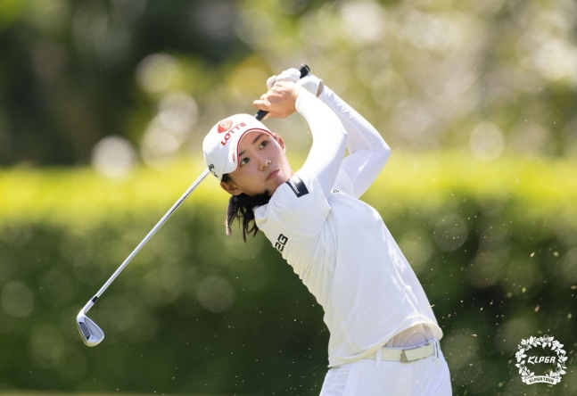 아이언 티샷하는 황유민