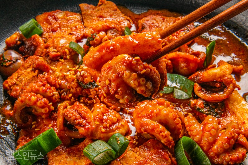 많은 이들이 즐기는 주꾸미볶음에는 돼지고기를 함께 곁들여도 좋다. 주꾸미의 풍부한 타우린이 콜레스테롤을 낮춰 보완이 된다. (클립아트코리아)