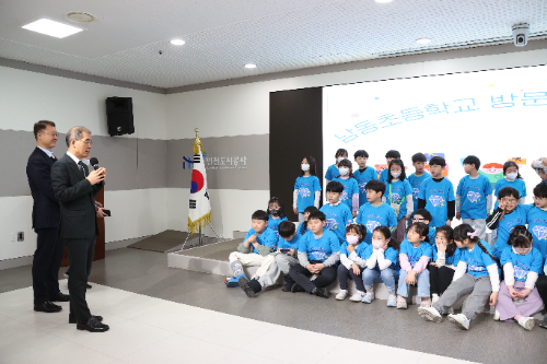 류윤기 사장이 남동초 학생들에게 인천도시공사 역활을 쉽게 설명하고 있다.