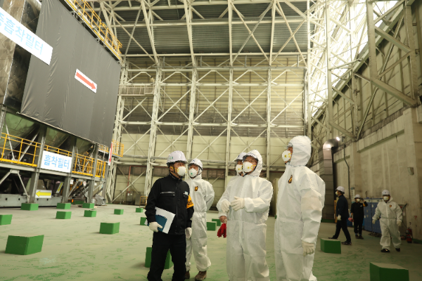 김성훈 이사장이 송도사업소 자원순환센터 정비 현장을 점검하고 있다.