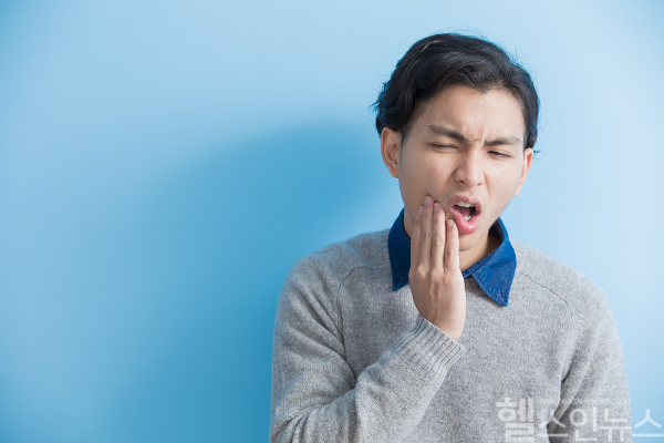 구강암은 초기 증상이 미미해 조기 발견이 중요하며, 정기적인 구강 검진과 건강한 생활습관이 예방과 치료에 필수적이다. (클립아트코리아)