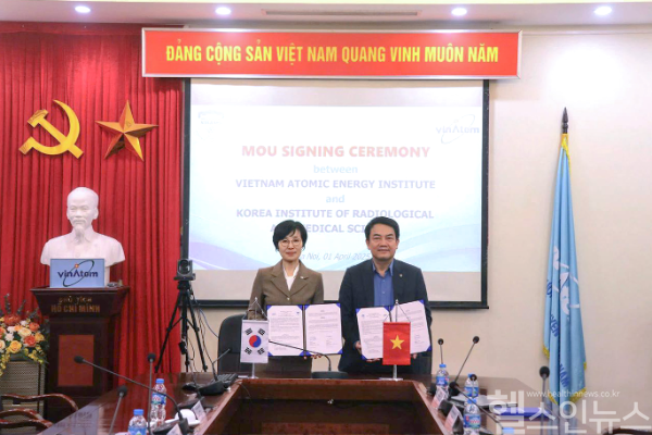 한국원자력의학원과 베트남 원자력연구소 업무협약 체결 사진 (좌측부터) 이진경 한국원자력의학원 원장, 쩐지탄(Tran Chi Thanh) 베트남 원자력연구소 소장 (한국원자력의학원 제공)