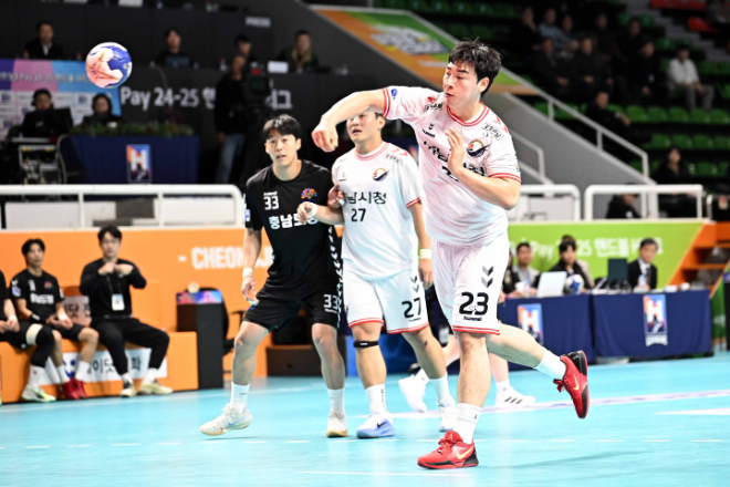 신한SOL 페이 24 25 핸드볼 H리그 인천도시공사 이요셉이 공격하고 있다