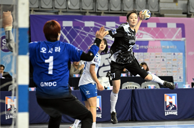 신한SOL 페이 24 25 핸드볼 H리그 삼척시청 전지연이 점프슛 중이다