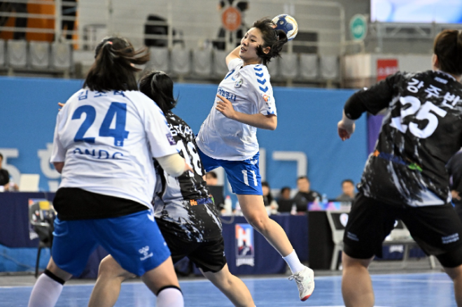 신한SOL 페이 24 25 핸드볼 H리그 경남개발공사 김연우가 슛을 날리고 있다