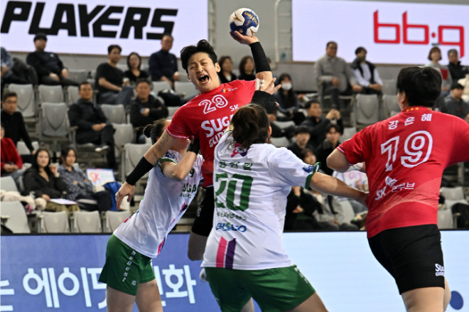 신한SOL 페이 24 25 핸드볼 H리그 SK슈글즈 유소정이 슛을 하고 있다