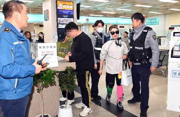 구청 종합민원실에서 삼산경찰서 부흥지구대와 합동으로 ‘민원실 비상상황 대비 모의훈련을 실시하고 있다.