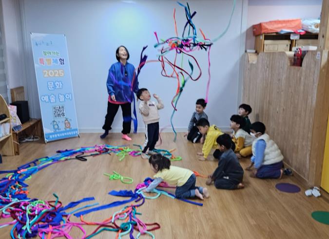 지난 2일 용주초등학교병설유치원 유아들이 줄놀이활동(문화예술놀이)에 즐겁게 참여하고 있다