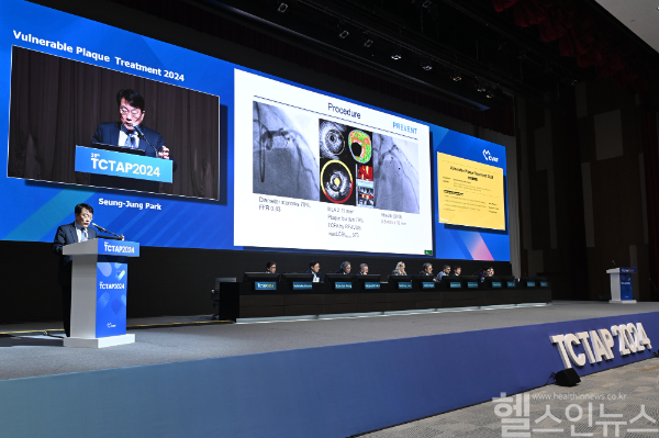 작년 열린 제29회 관상동맥중재시술 국제학술회의에서 박승정 서울아산병원 심장내과 교수(왼쪽)를 비롯한 심장 전문가들이 최신 지견을 나누고 있다. (서울아산병원 제공)