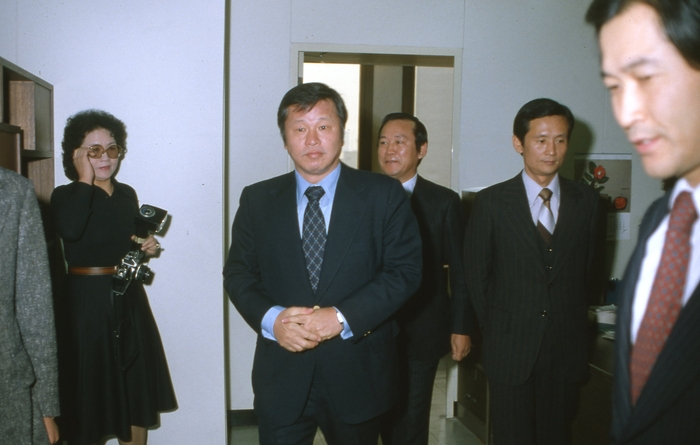 1980년 12월 최종현 SK 선대회장이 유공(現 SK이노베이션) 인수 후 첫 출근하여, 사무실에서 직원들과 인사를 나누고 있다. SK 제공